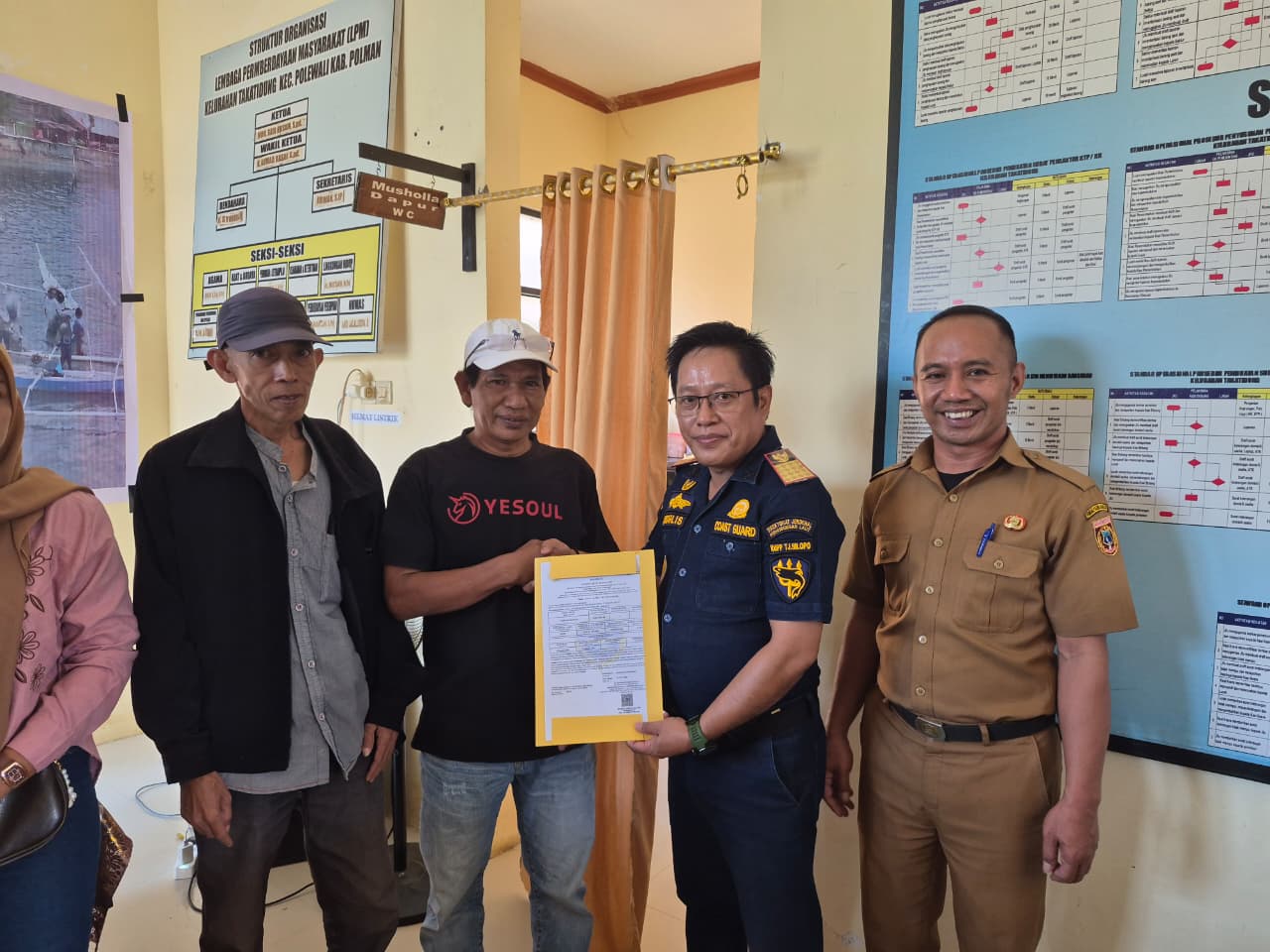Penyerahan Sertifikat Pas Kecil dan Alat Keselamatan, Kelurahan Takatidung